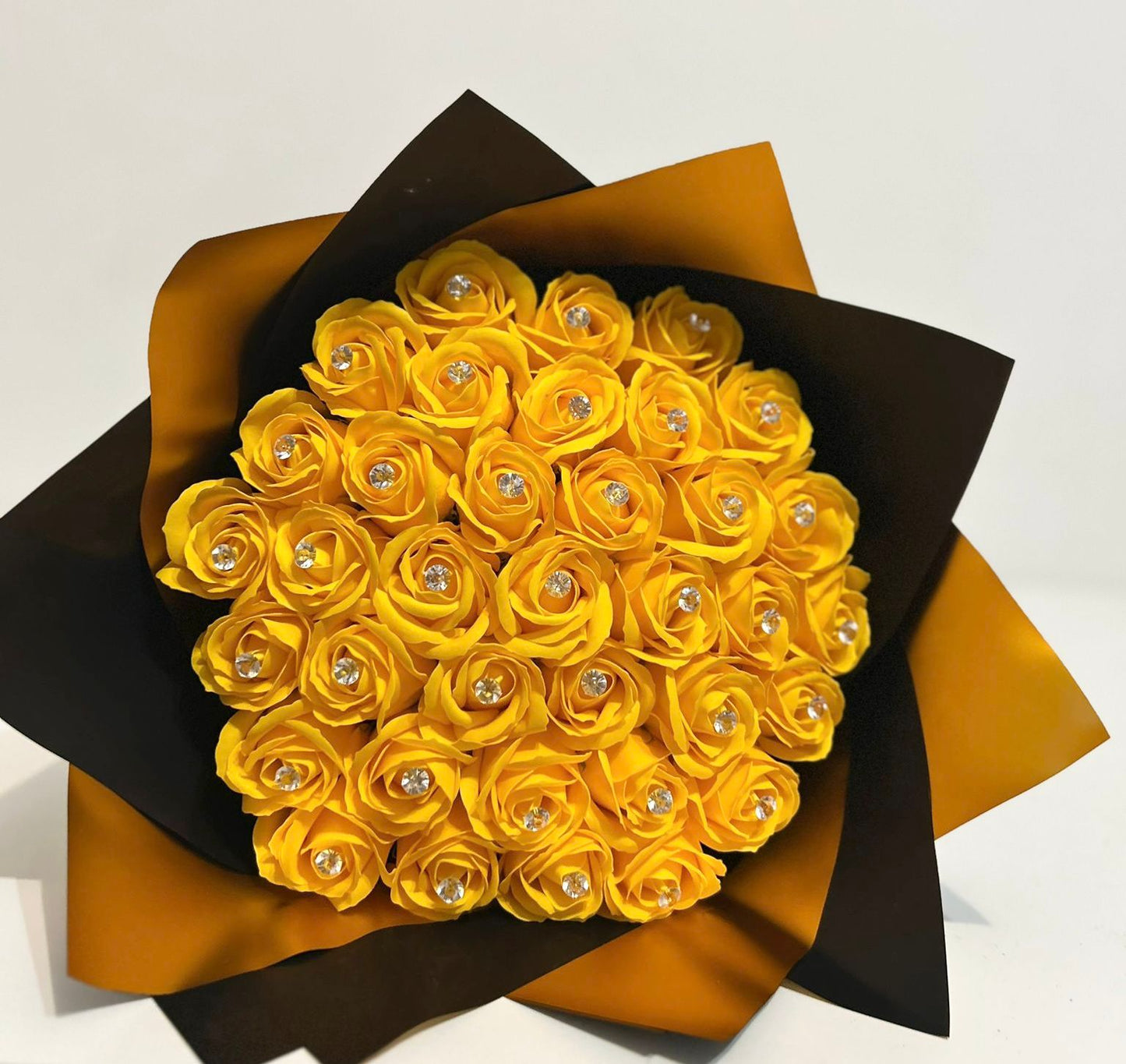 Buchet de 37 de trandafiri galbeni din sapun