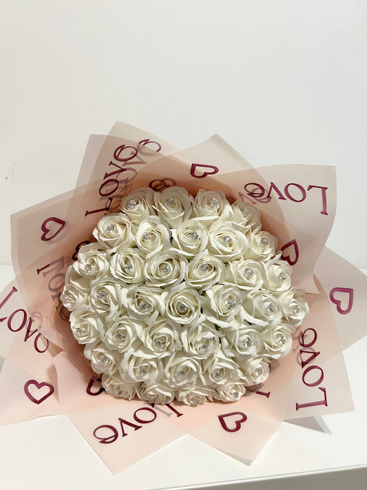Buchet de 37 de trandafiri albi din sapun
