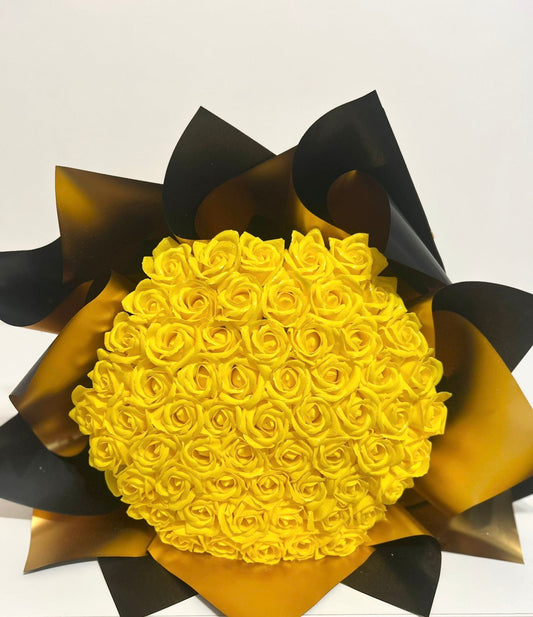 Buchet de 61 de trandafiri galbeni din sapun